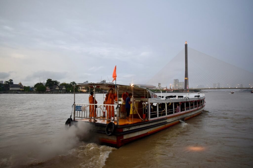 Los monjes también toman el transporte público que va a través del Chao Phraya