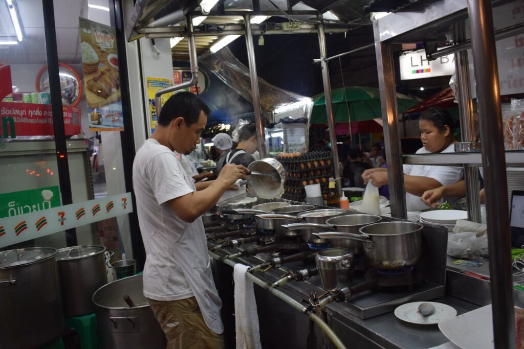 Los puestos de comida callejera aparecen en cada esquina