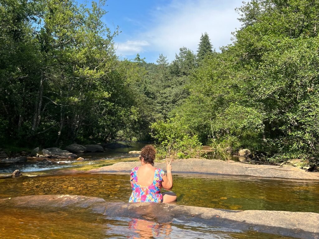 Un baño refrescante en las pozas del río Baias
