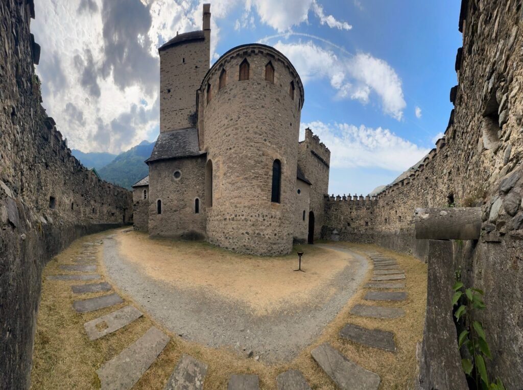 La iglesia fortificada de San Andrés en Luz-Saint-Sauveur