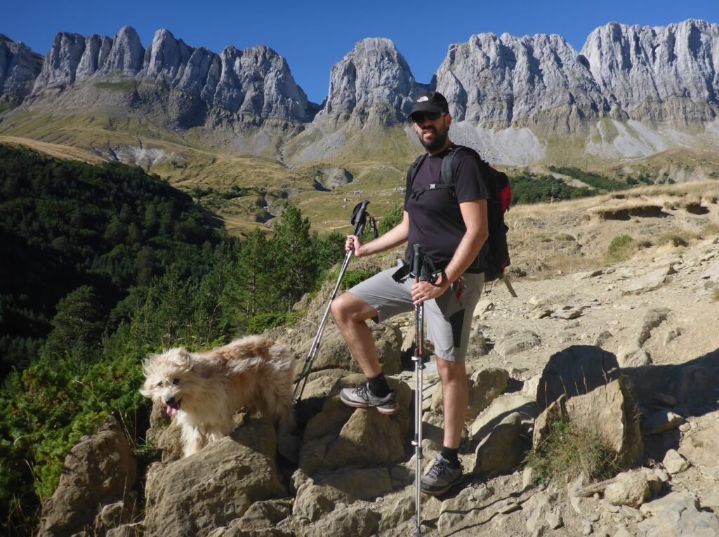 Una ruta por los Valles Occidentales con los Alanos de fondo- open your mind traveling