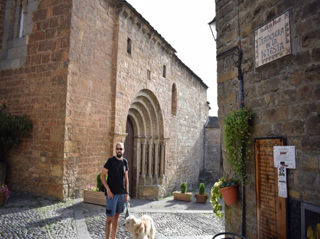Callejuelas empedradas conducen al castillo y a la impresionante muralla de Aínsa- open your mind traveling
