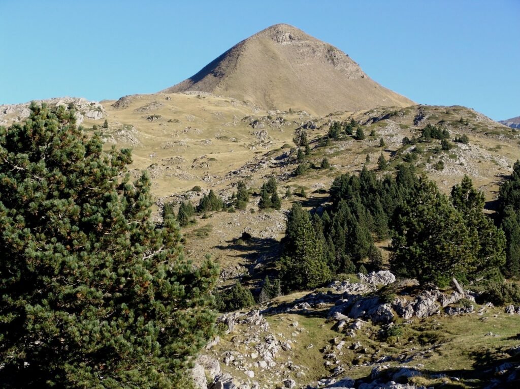 La cima del Arlas ofrece vistas de 360º al Valle de Belagua- open your mind traveling