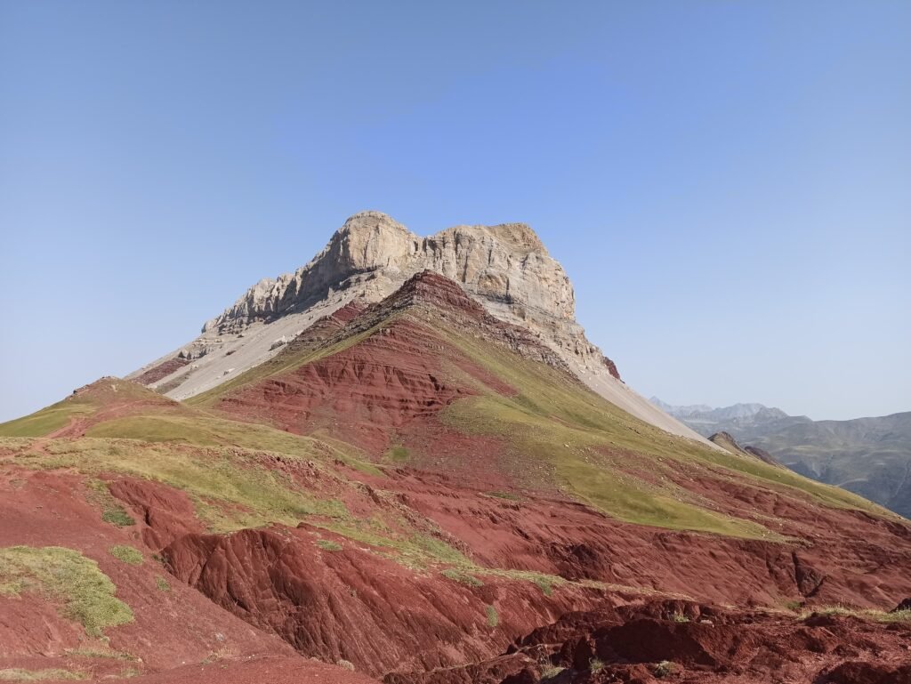 Castillo D´Acher desde la Selva de Oza (Valle de Hecho)_open your mind traveling