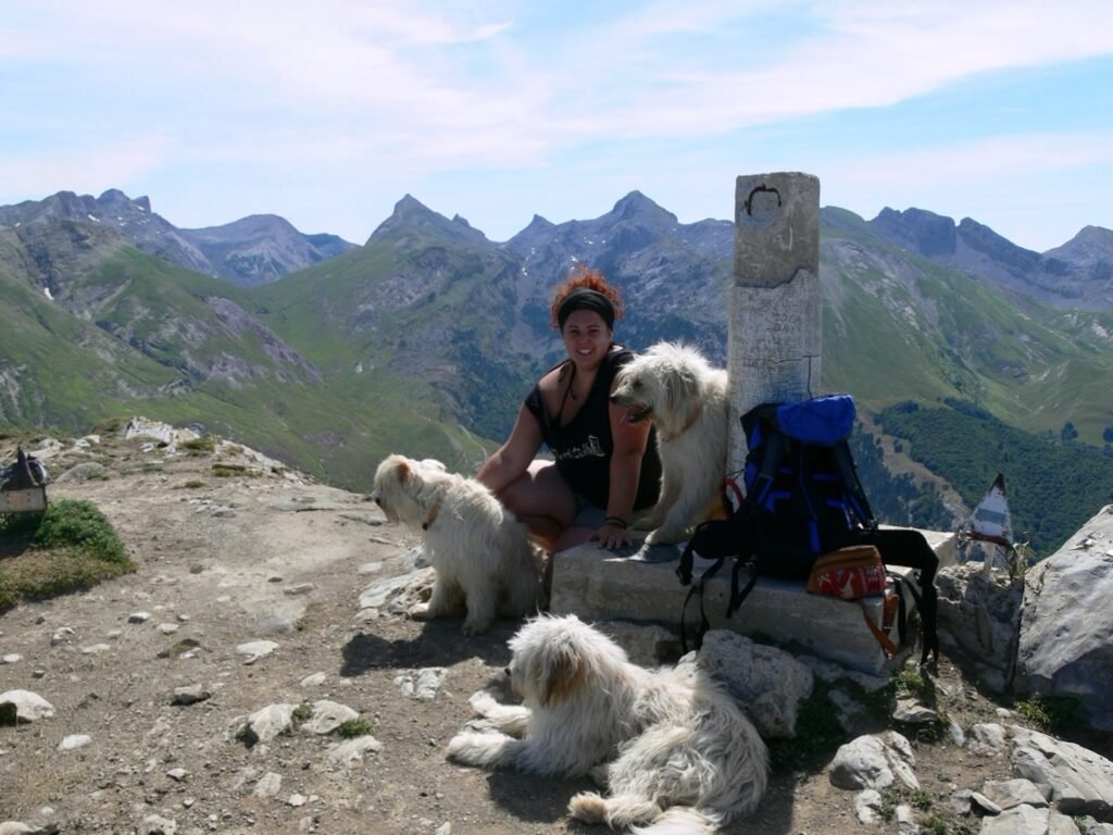 Muy bien acompañada en la cima de Txamantxoia (1932 m)-open your mind traveling