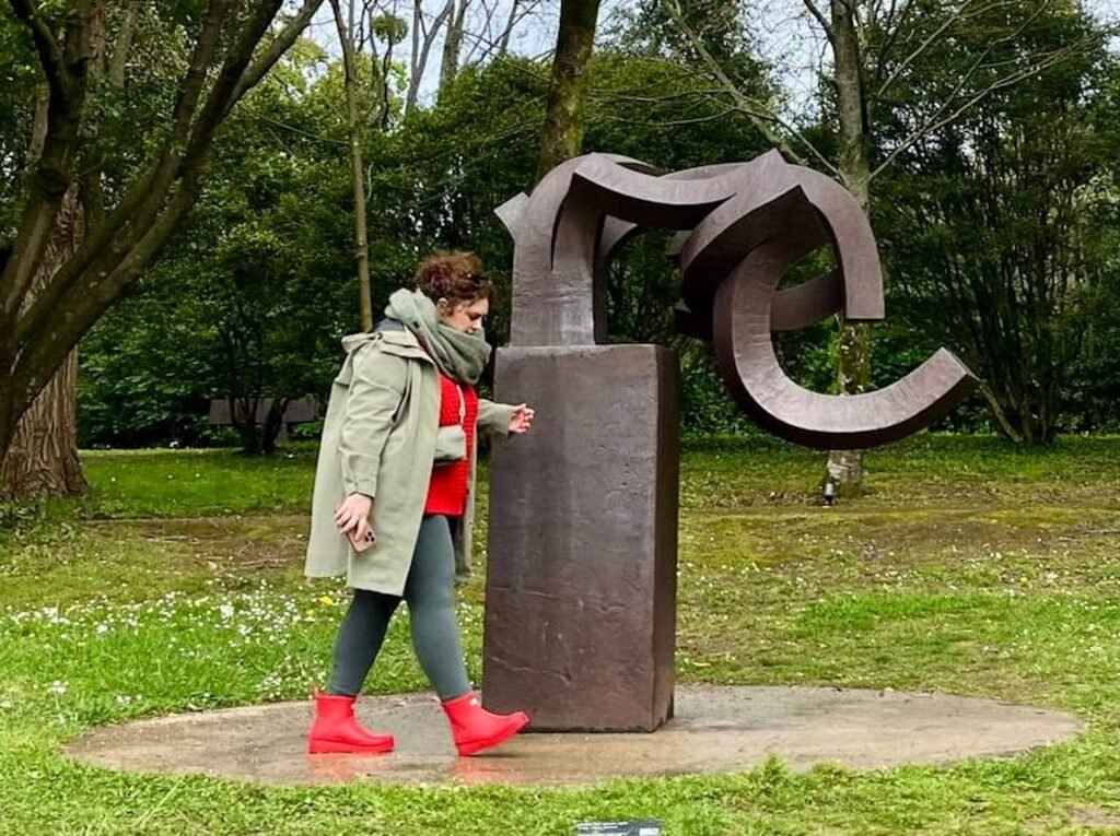 Caminar entre las esculturas en Chillida Leku