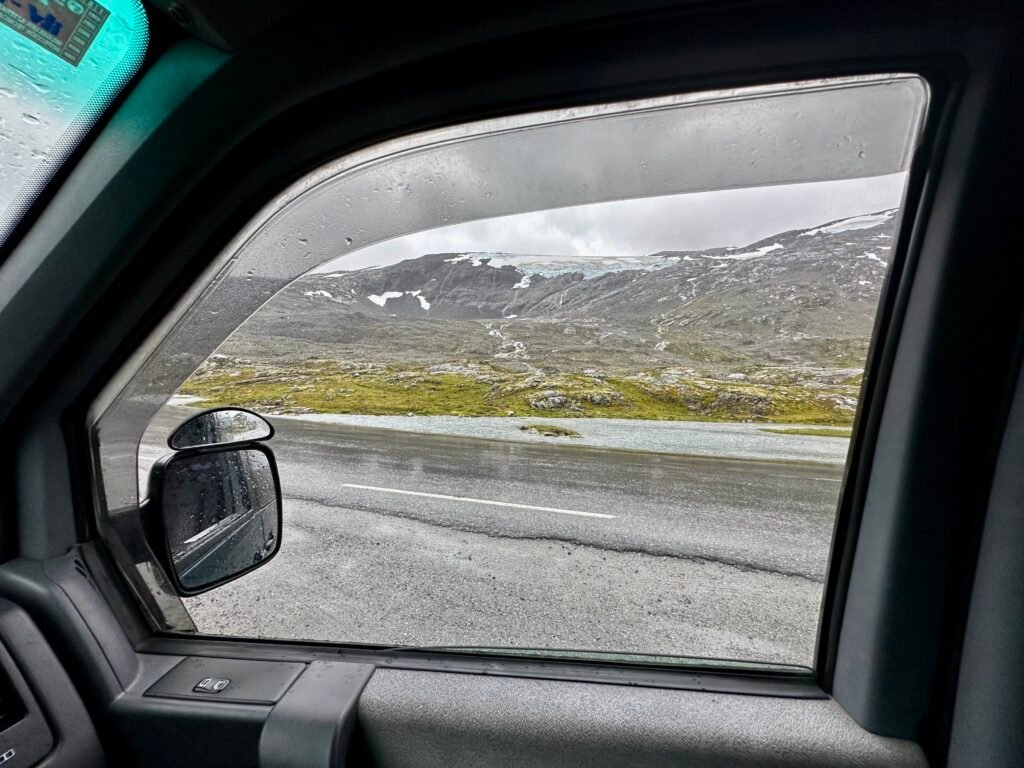 La carretera pasa por glaciares hasta llegar al mirador de Dalsnibba