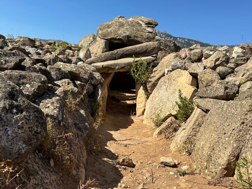En una de las losas del corredor se encontró todo un misterio (Dólmenes de Rioja Alavesa)