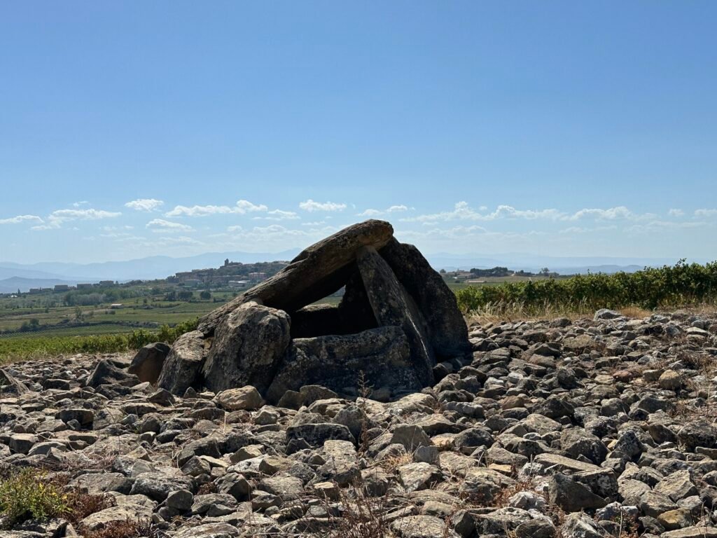 El dolmen del Alto de la Huesera fue construido en el Neolítico final (Dólmenes de la Rioja Alavesa)