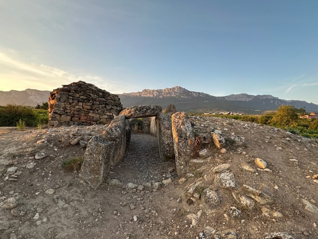 El dólmen de San Martín junto al guardaviñas (Dólmenes de La Rioja Alavesa)