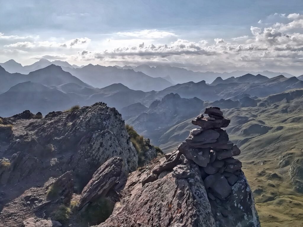 La cima del Pico de los Monjes entre el Valle del Aragón y el Valle de Aspe