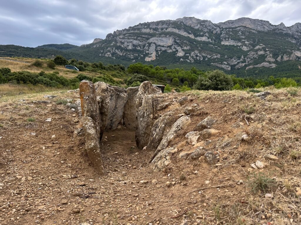 Y en una de sus losas de entrada hay un grabado de significado desconocido (Dólmenes de la Rioja Alavesa)