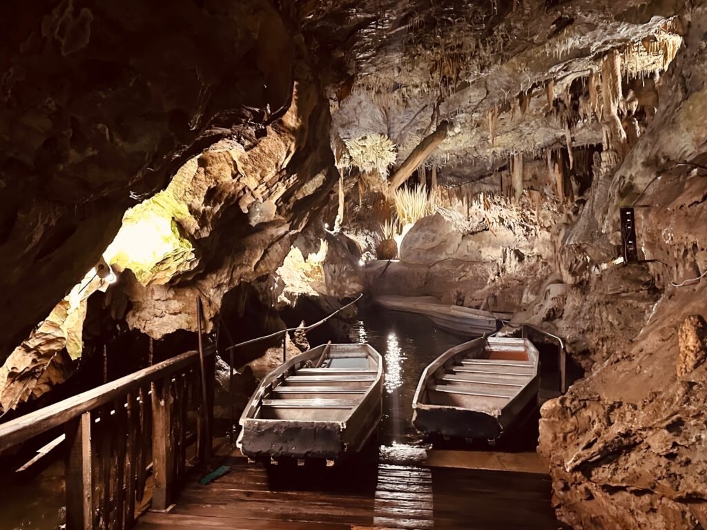 El paso en barca en el interior de la cueva de Médous (Tourmalet- Valle de Campan)