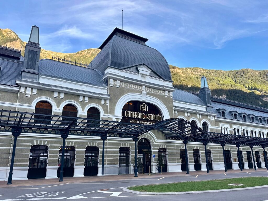 La fachada del Hotel de Canfranc Estación (Valle de Aragón)