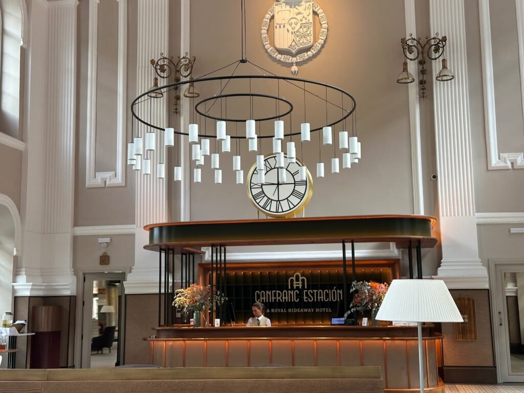 La preciosa recepción del Hotel de Canfranc.