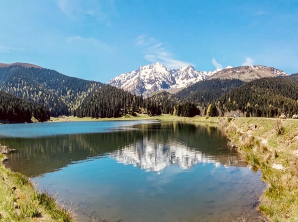 El Pic du Midi se refleja en el lago de Payolle