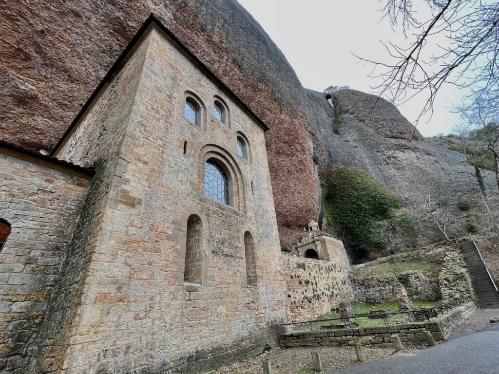 El exterior del Monasterio de San Juan de la Peña.