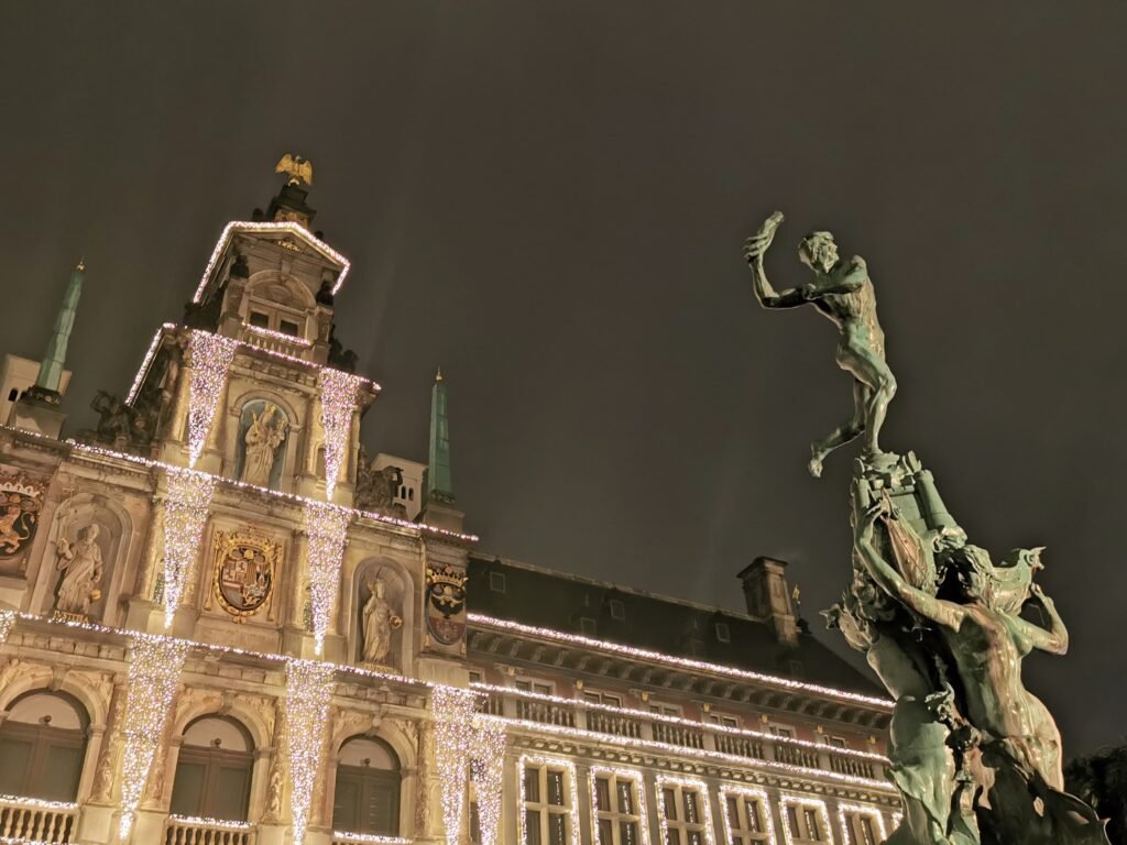 Fuente del Bravo en Grote Markt (Amberes)