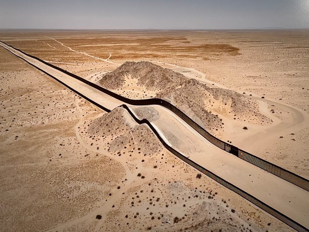 Muro fronterizo en el desierto de Sonora. Imagen de Daniel Ochoa Olza.