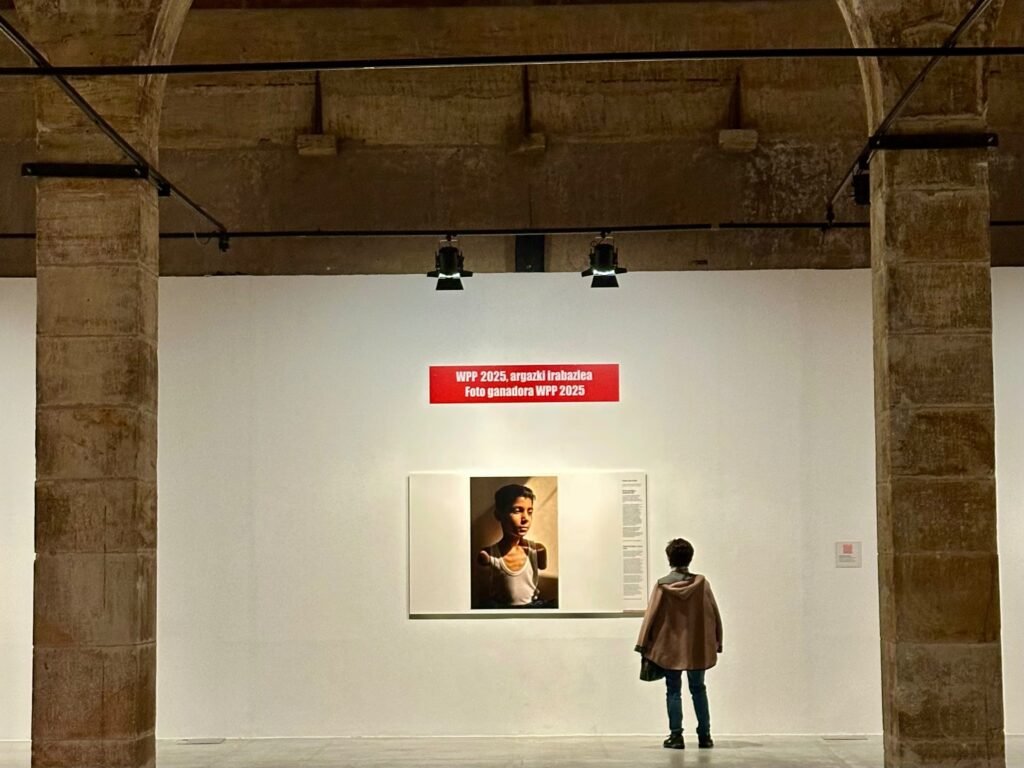 Frente a la foto ganadora de World Press Photo 2025