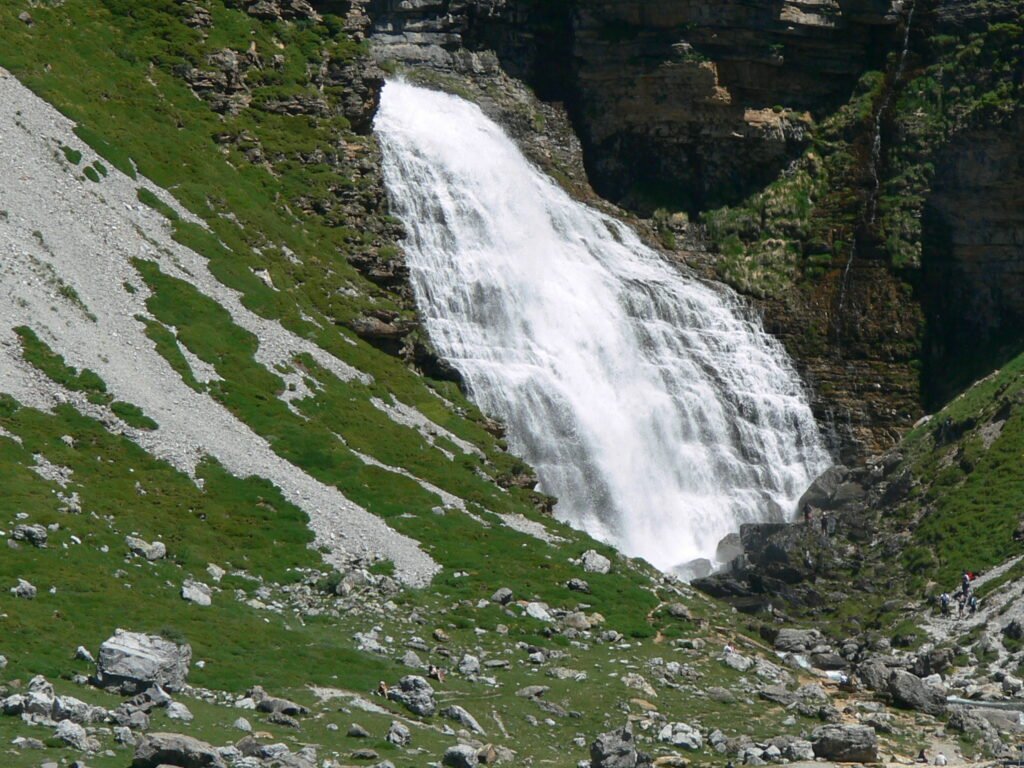 La espectacular cascada de Cola de Caballo (Ordesa)_open your mind traveling