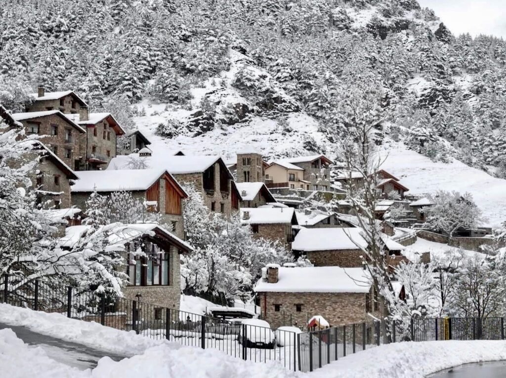 Casas de piedra y tejados de pizarra, típico pueblo andorrano- open your mind traveling