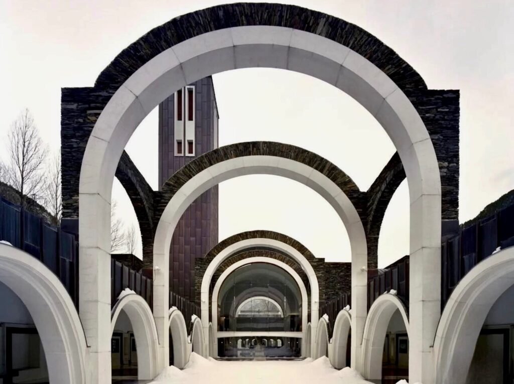 Los arcos del Santuario de Meritxell, Andorra- open your mind traveling
