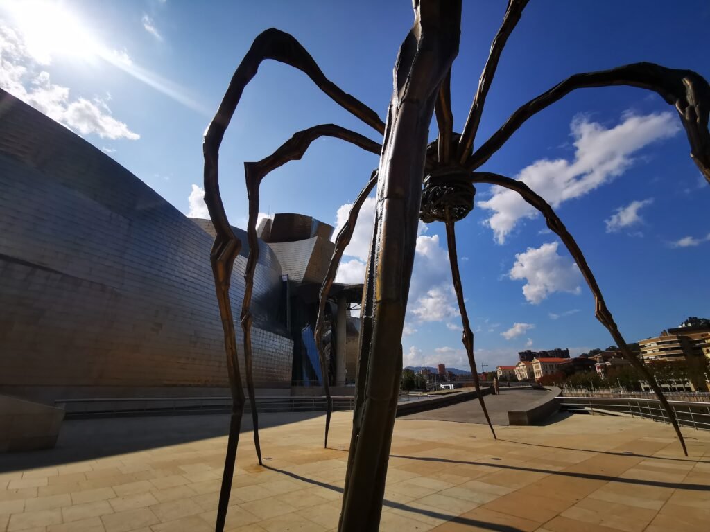La araña gigante de bronce junto al Guggenheim