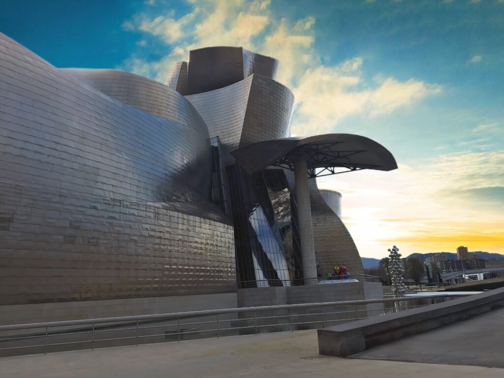 Bilbao ha dejado atrás su pasado industrial para enfocarse en el turismo