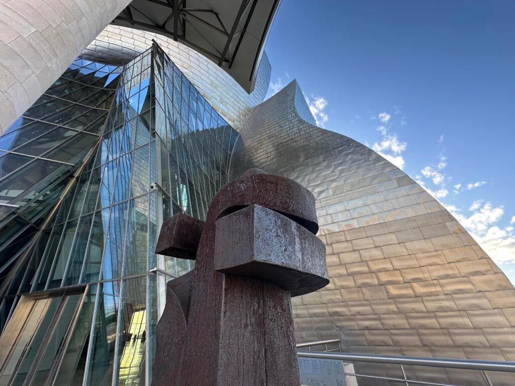 Una escultura de Chillida en la terraza exterior del Guggenheim Bilbao