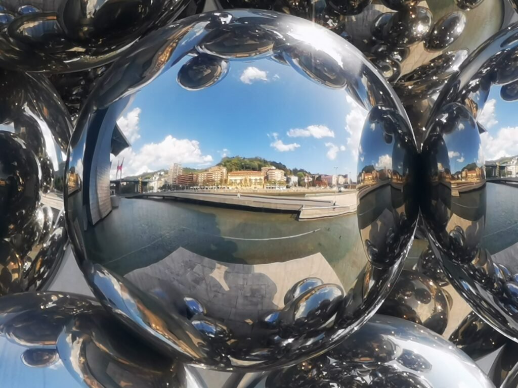 El gran árbol y el ojo del Anish Kapoor