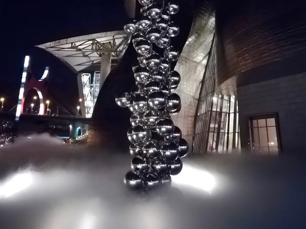 La niebla envuelve el exterior del museo