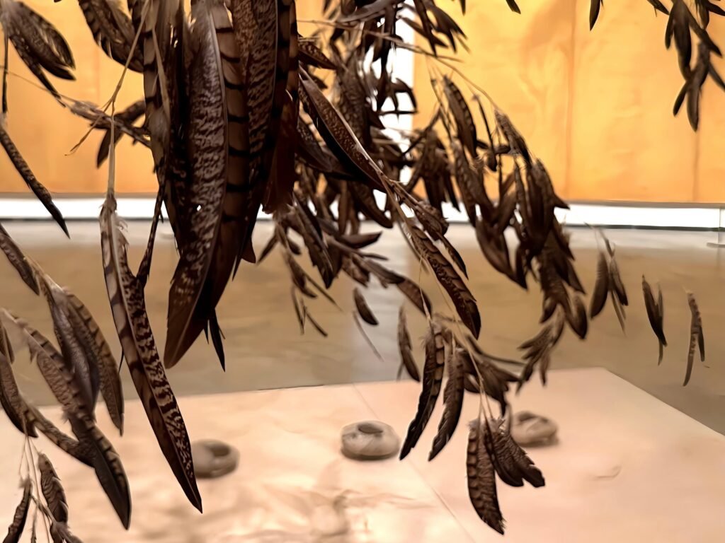 Una rama hecha con plumas- Lurraren Arteak-open your mind traveling