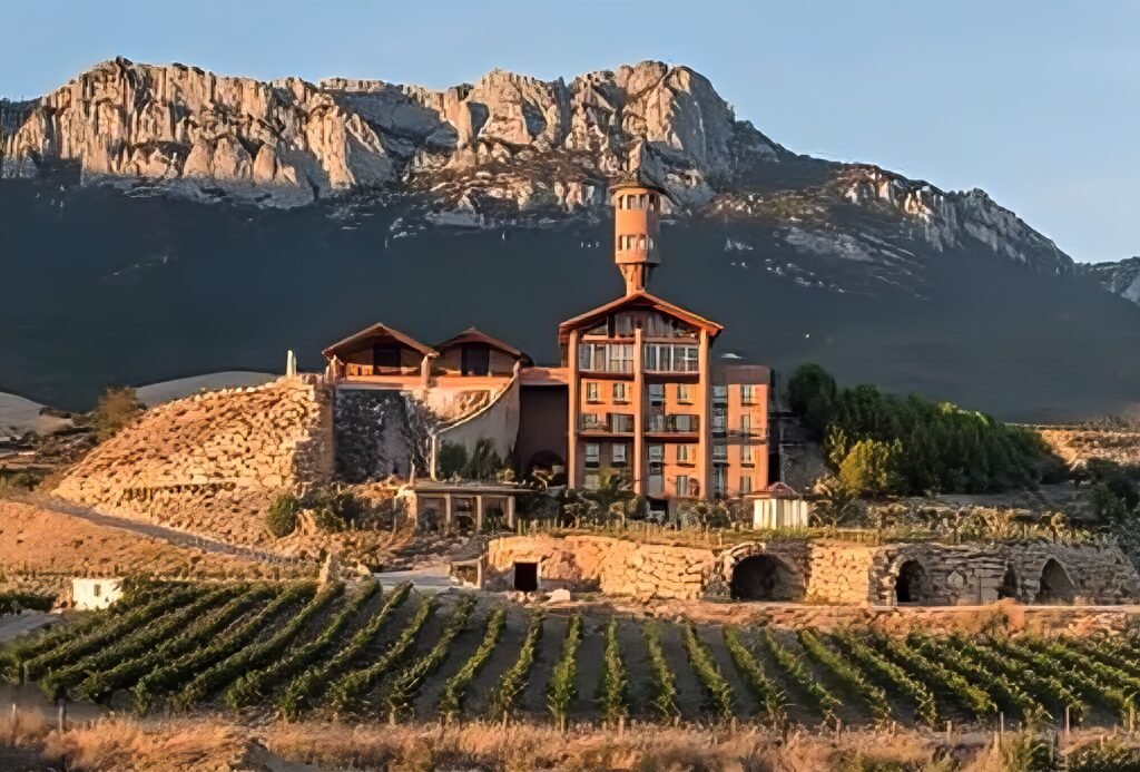 Eguren Ugarte con la Sierra de Toloño como telón de fondo