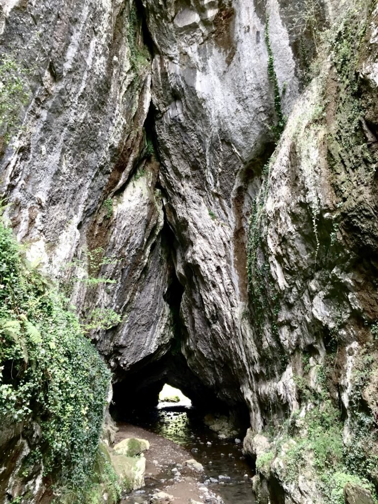 El túnel de la cueva de Baltzola en Dima