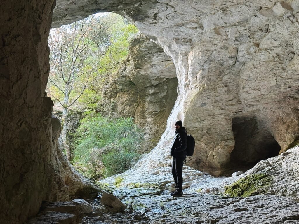 En el interior de la cueva de Basaula 