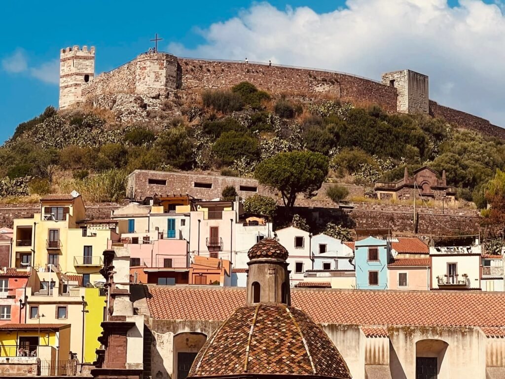 Castillo Malaspina, que contiene en su interior frescos de los siglos XIV y XV