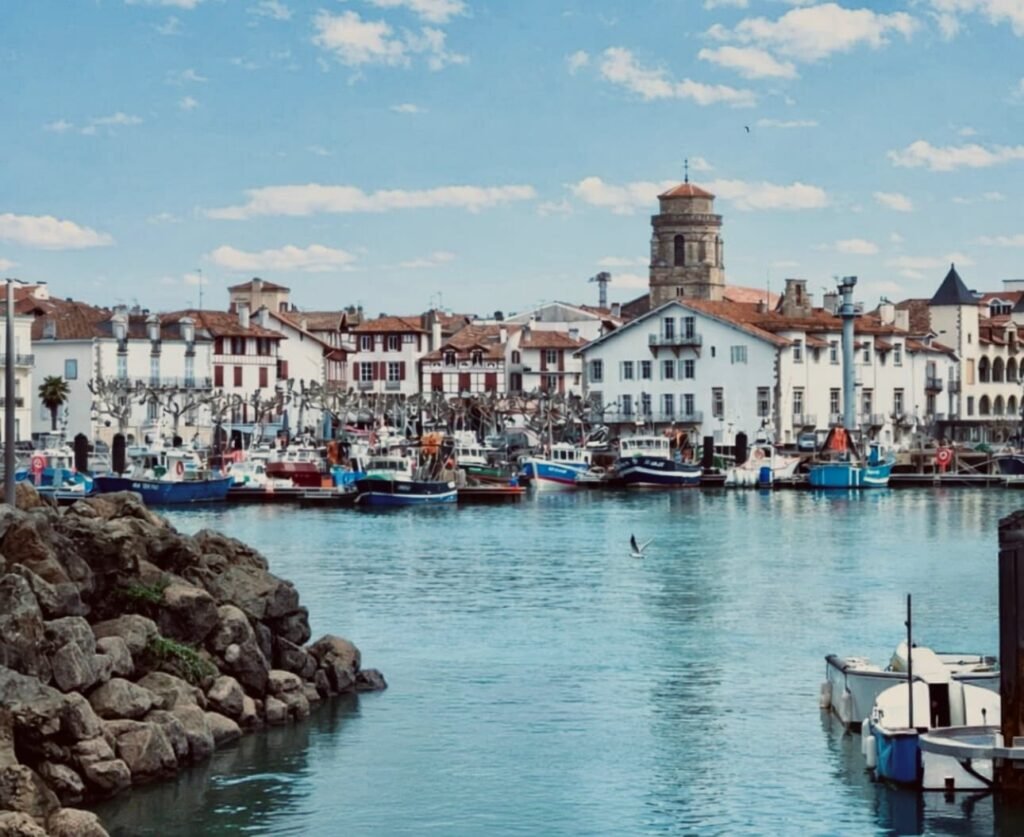 El puerto de Donibane-Lohizune y  sus casas blancas con contraventanas rojas