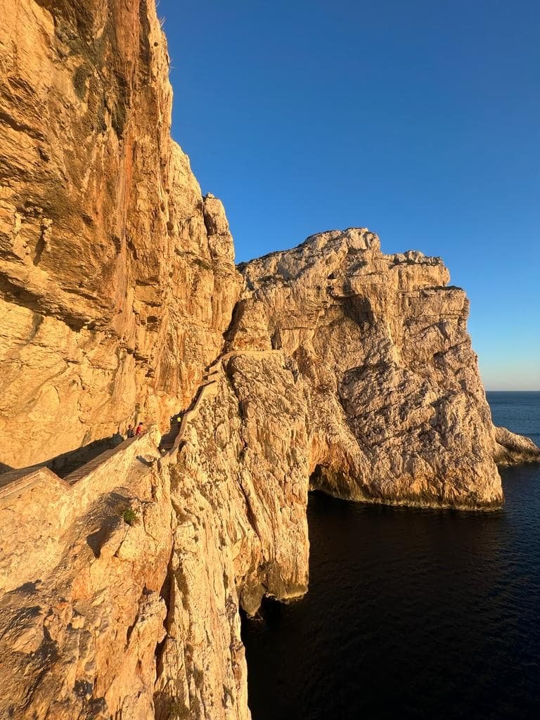 Las escaleras serpentean junto al acantilado (Escala del Cabirol)