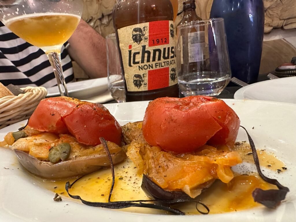 Melanzane Deró: berenjenas fritas con tomate, cebolla y alcaparras 