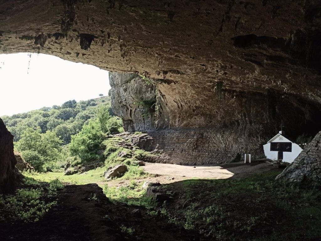 En el interior de la cueva se encuentra la ermita de la Magdalena (s XVIII)