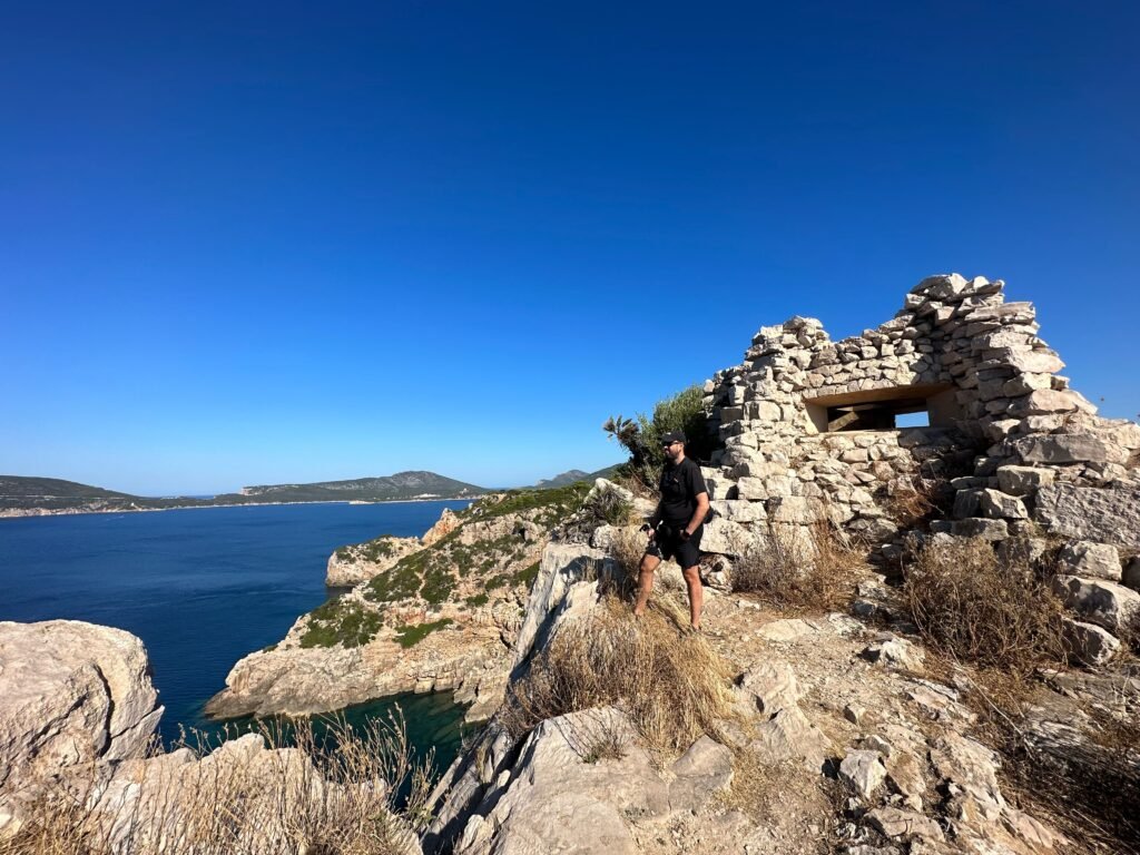 Búnkers se asoman al acantilado a lo largo de la ruta de Punta Giglio, Cerdeña