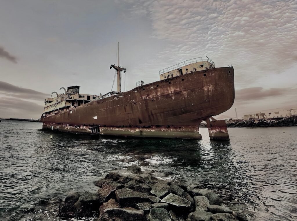 El Telamon es un buque de carga griego que lleva encallado en Lanzarote desde 1981