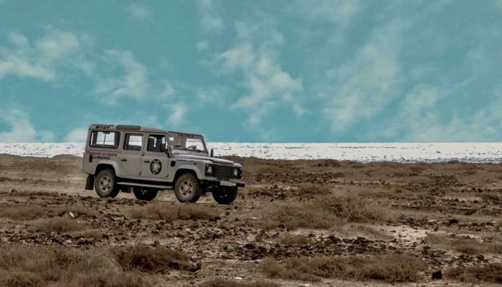 Otra opción muy interesante es hacer una ruta en vehículo 4x4 por La Graciosa