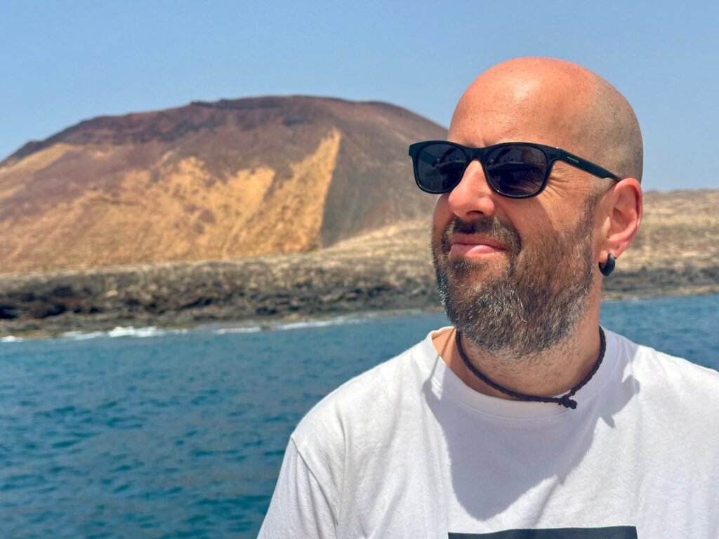 Si quieres visitar La Graciosa, tienes que coger un ferry en Órzola