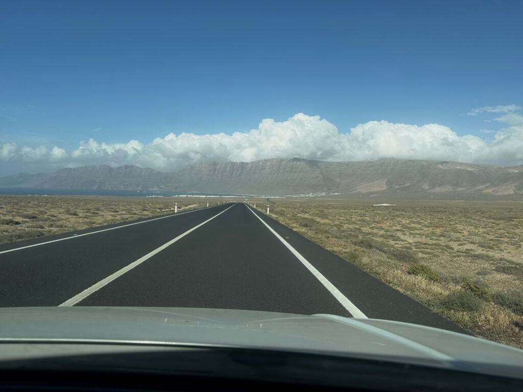 La carretera a la playa de Famara con el risco al fondo