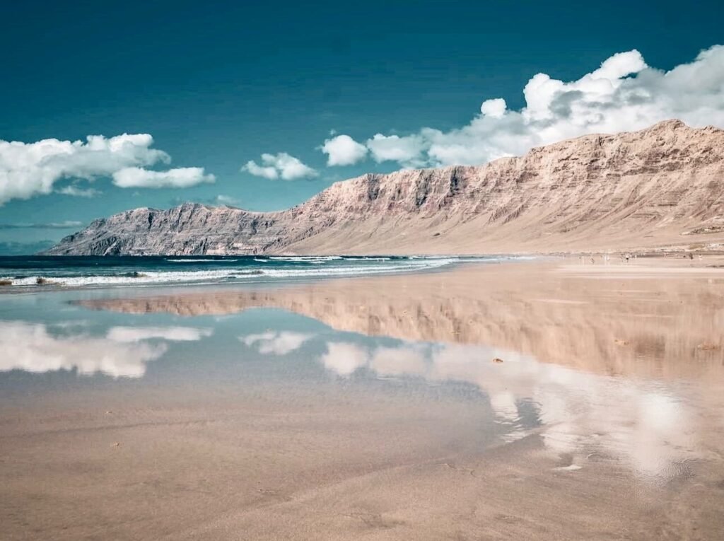 La playa salvaje de Famara con el Risco del mismo nombre de fondo