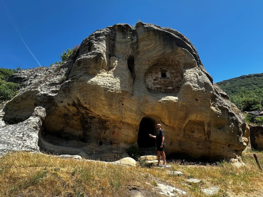 Ermita rupestre de Arroyuelos en Valderredible
