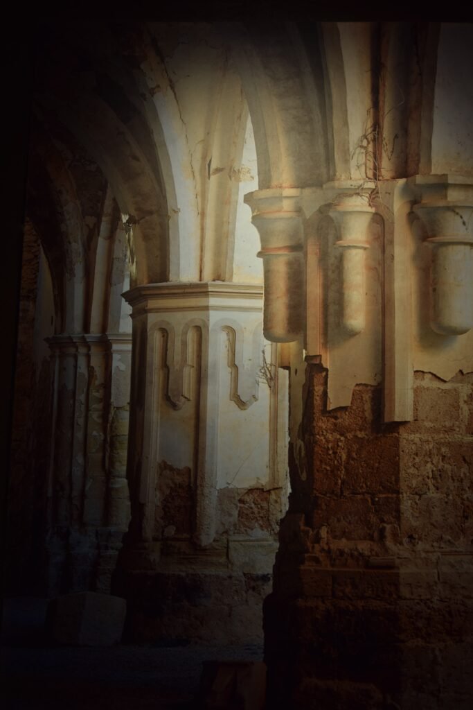 Arcos de piedra del claustro del monasterio