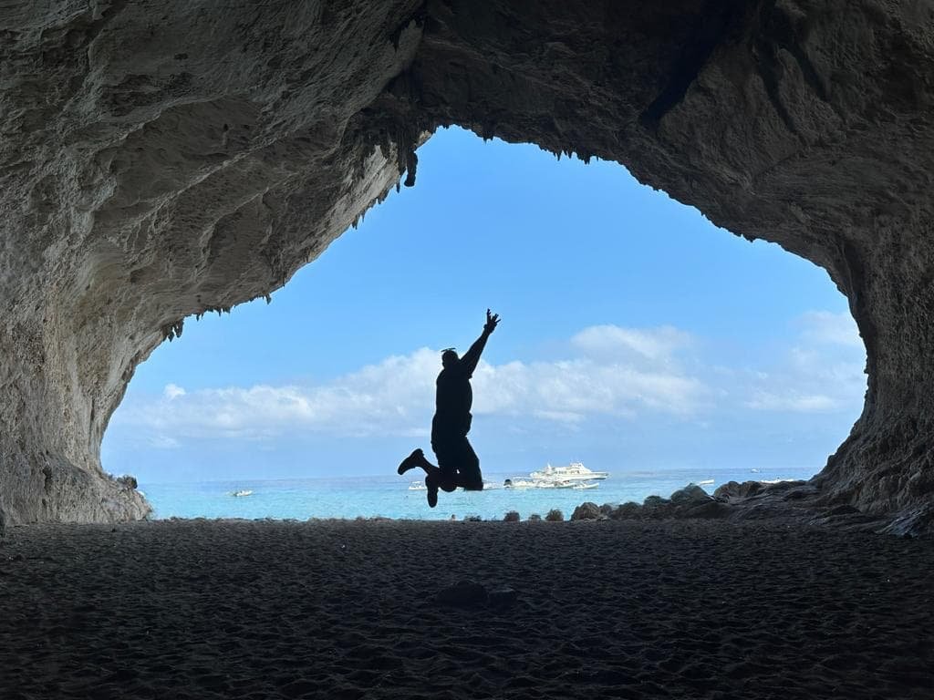 Cala Luna es una de las playas más icónicas de costa Baunei (Cerdeña)